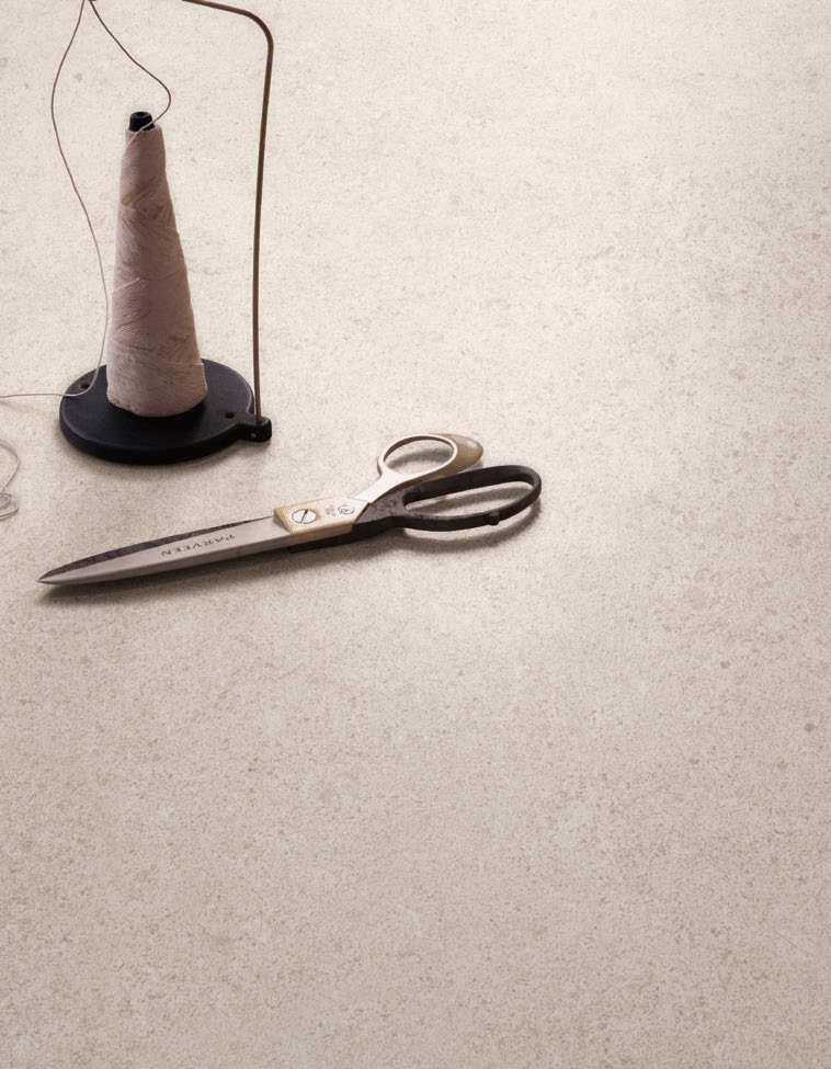 Pavimento rivestimento 120x120 effetto pietra Greige in ambientazione completa, vista d'insieme della stanza