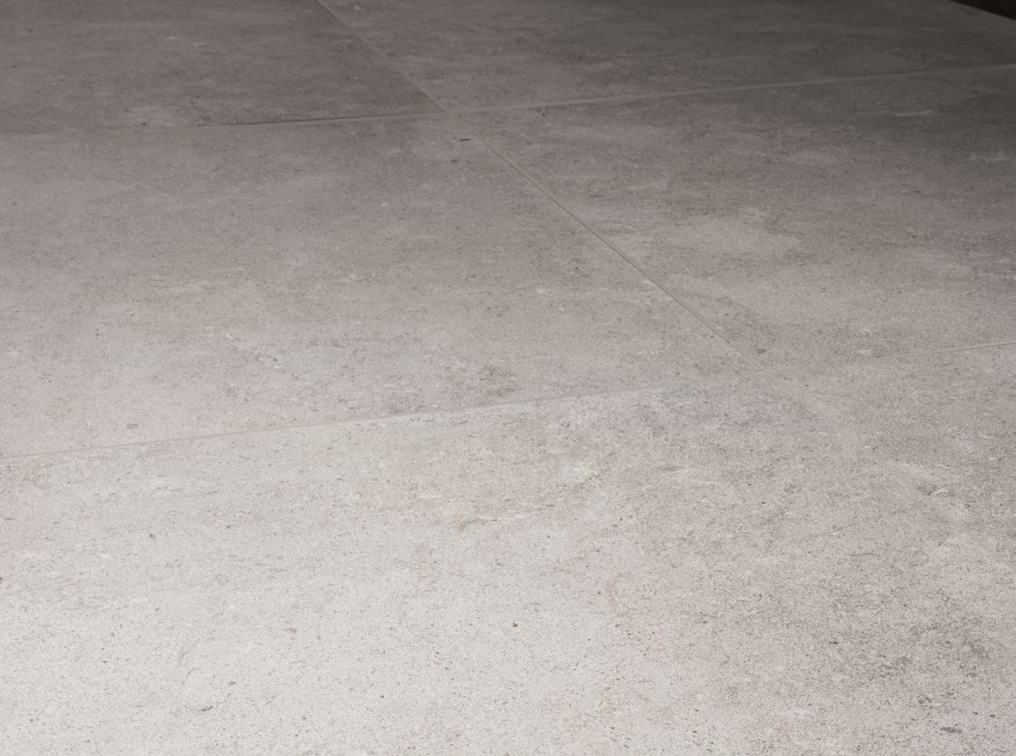 Pavimento rivestimento 120x120 effetto pietra Pearl posata in ambiente arredato, dettaglio della venatura