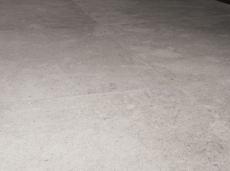 Pavimento rivestimento 120x120 effetto pietra Pearl posata in ambiente arredato, dettaglio della venatura