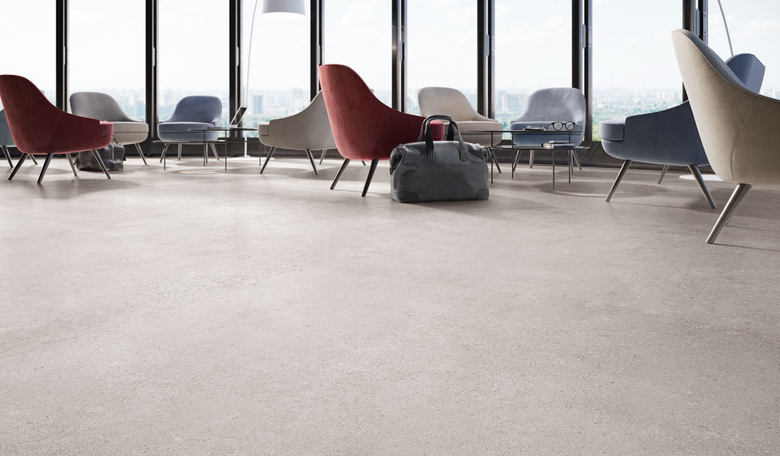 Pavimento rivestimento 60x120 effetto pietra Pearl posata in ambiente arredato, dettaglio della venatura