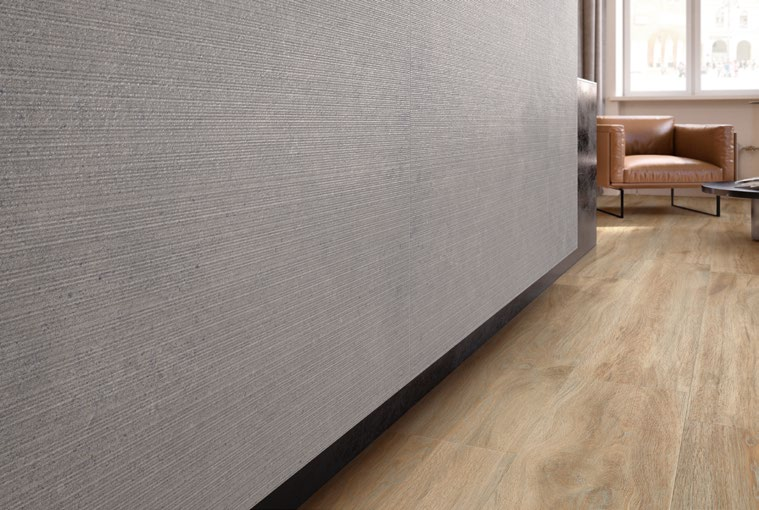 Rivestimento 60x120 effetto pietra Rigato Grey Highstone posata in ambiente arredato, dettaglio della venatura