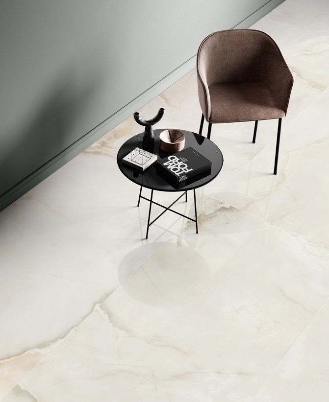 Pavimento 90x180 Effetto marmo in gres Onice White Lucido Onice White Kry posata in ambiente arredato, dettaglio della...