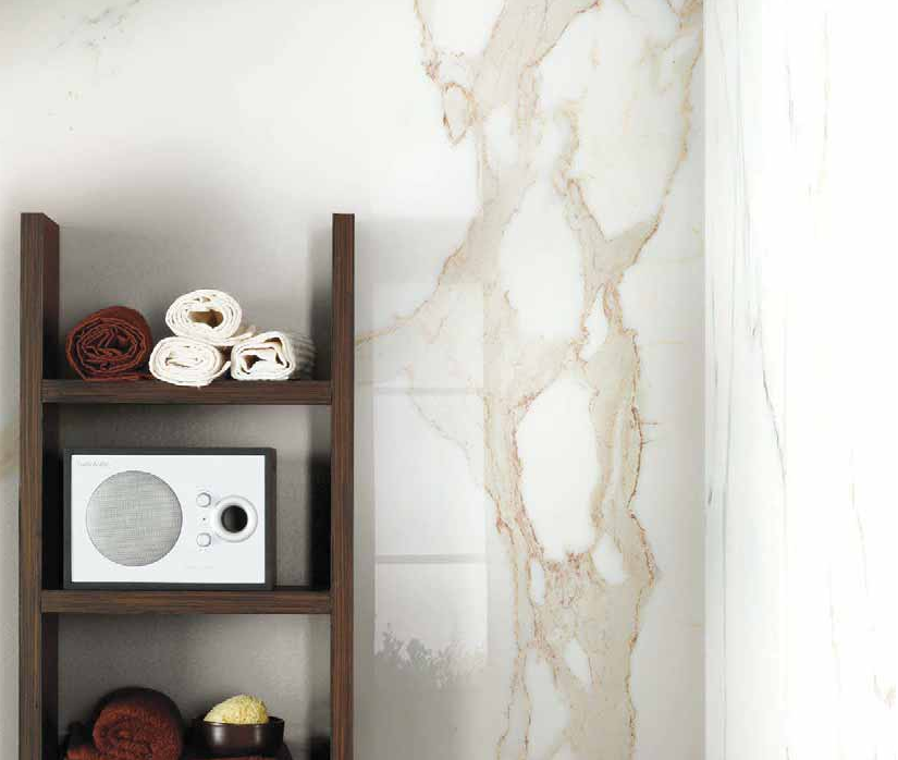 Cerim Antique Pure Marble 02 60x120 Rettificato Lucido in ambientazione completa, vista d'insieme della stanza