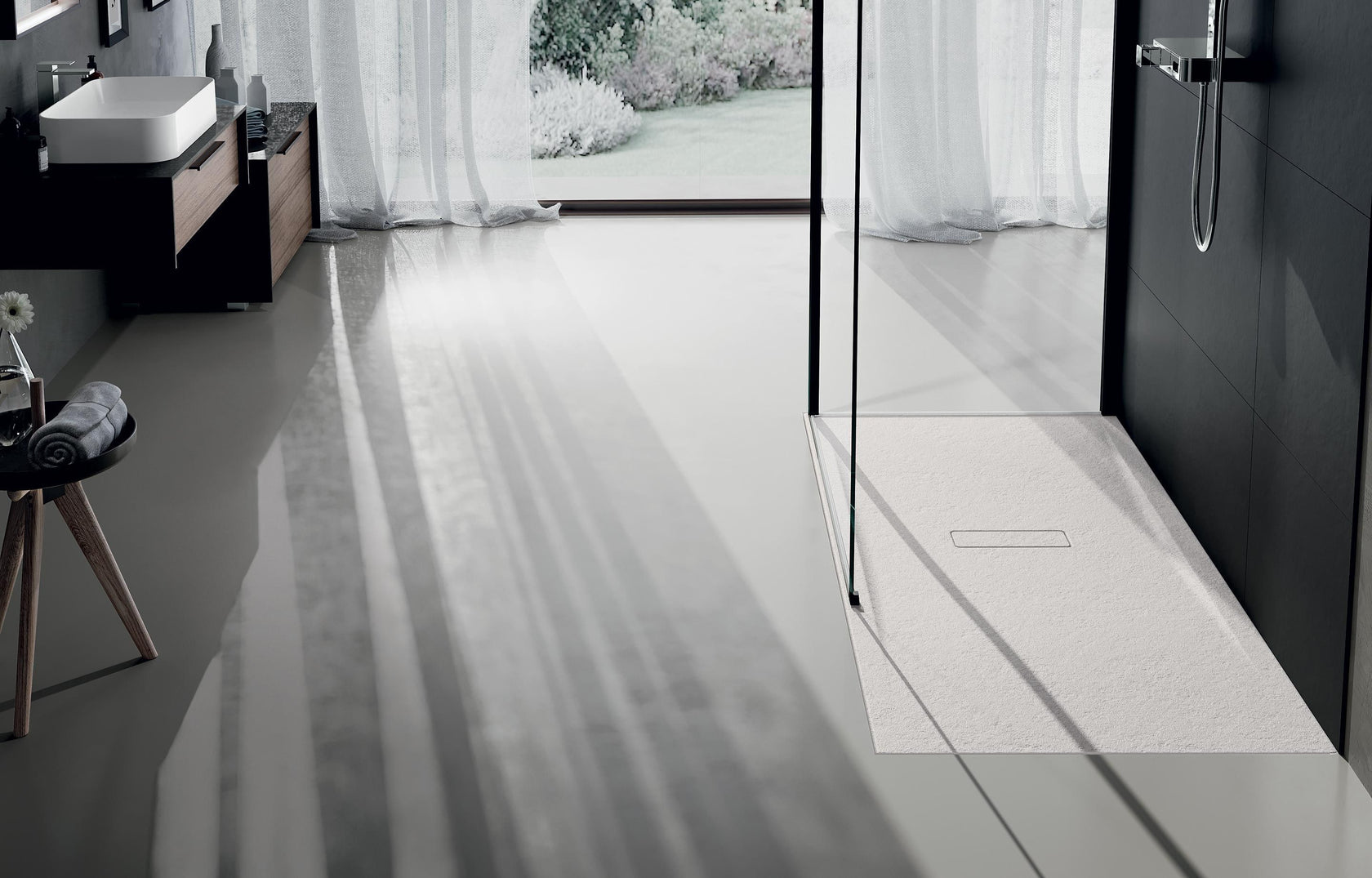 Piatto Doccia 140x70 effetto pietra in acrilico Novellini Bianco Morbido ambientato in box doccia con pareti in vetro