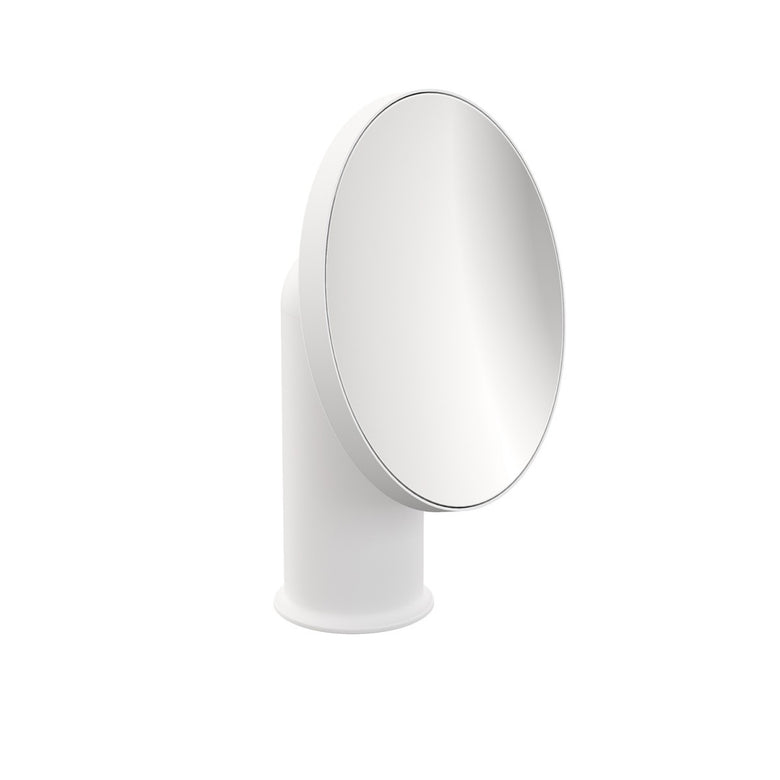 Specchio Ingranditore X5 da appoggio bianco satinato Geyser ambientato in bagno moderno con specchio e accessori...