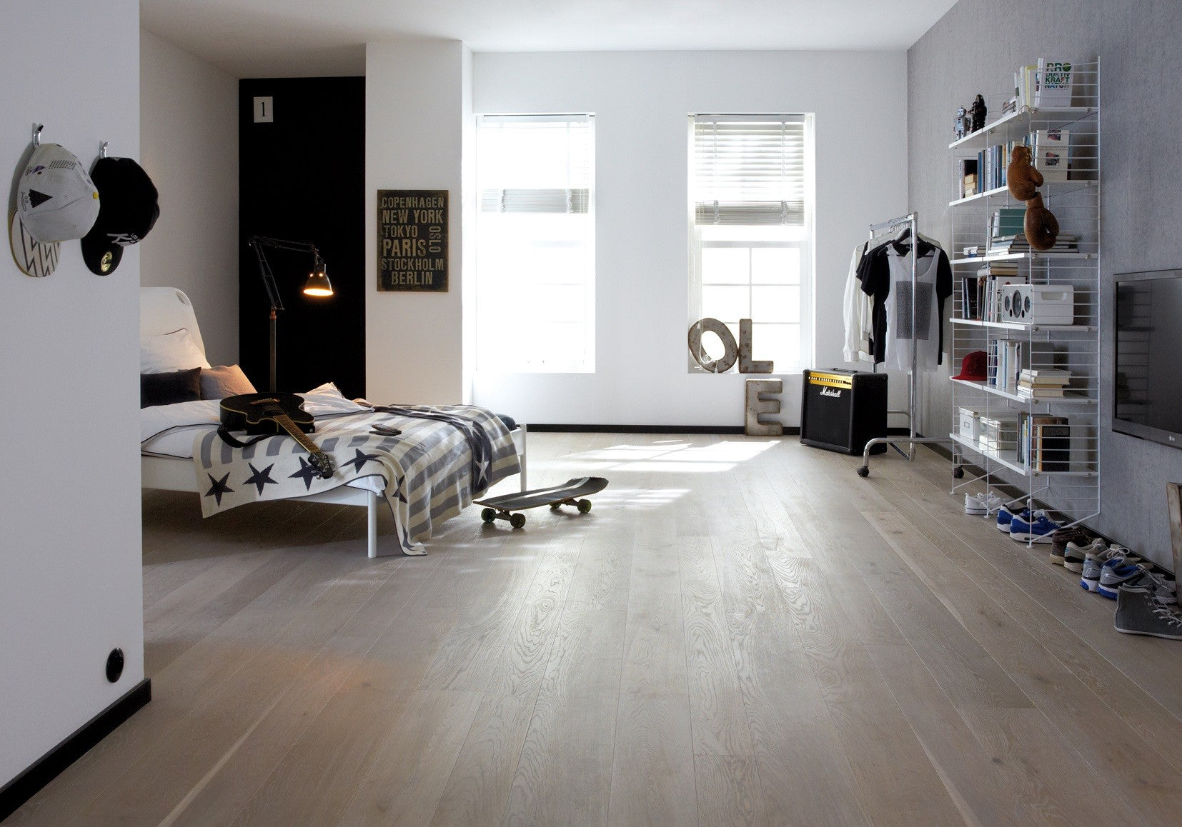 Bauwerk Parquet Casapark 15 Spazzolato Olio Naturale in ambientazione completa, vista d'insieme della stanza