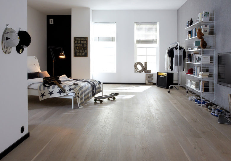 Bauwerk Parquet Casapark 15 Spazzolato Olio Naturale in ambientazione completa, vista d'insieme della stanza