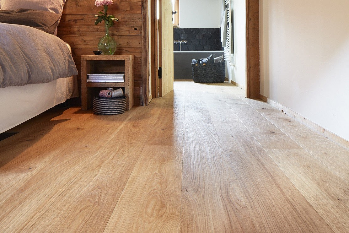 Bauwerk Parquet Villapark 35 Spazzolato Verniciato Opaco in ambientazione completa, vista d'insieme della stanza
