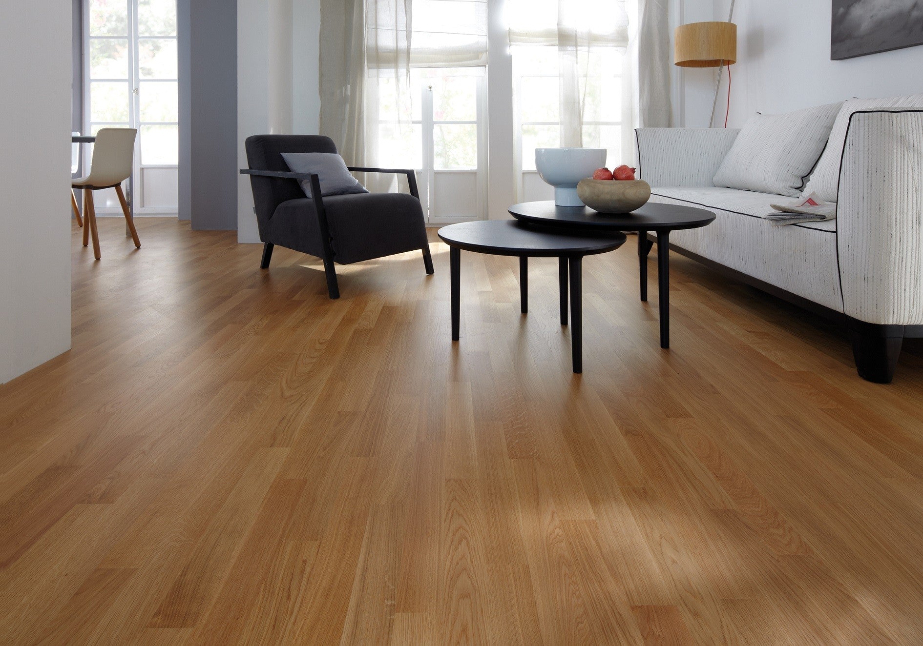 Bauwerk Parquet Monopark 15 Verniciato Opaco 470x70x9.6 Mm in ambientazione completa, vista d'insieme della stanza