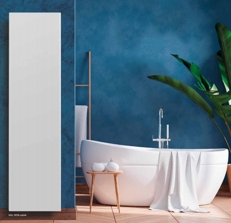 Radiatore 120x40 Ad Acqua Apribile O Fisso Bianco Sable accesa in soggiorno, fiamma visibile attraverso il vetro