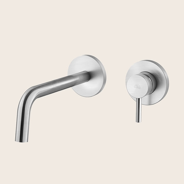 Paffoni Light Miscelatore Lavabo Ad Incasso Bocca 245 Mm Steel ambientato su piano bagno con accessori
