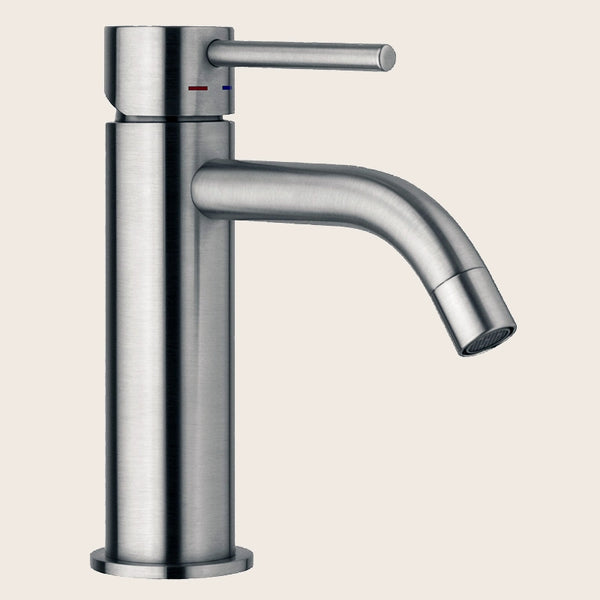 Paffoni Light Lig071ST Miscelatore Lavabo Senza Scarico ambientato su piano bagno con accessori