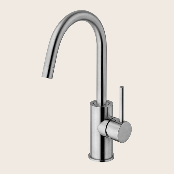 Paffoni Light LIg078st Miscelatore lavabo canna orientabile ambientato su piano bagno con accessori