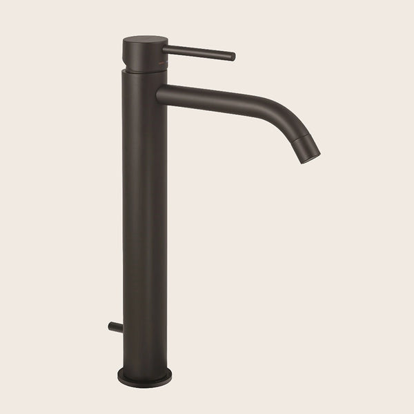 Paffoni Ligth Lig085no Miscelatore Lavabo Alto Prolungato in opaco ambientato su piano bagno con accessori