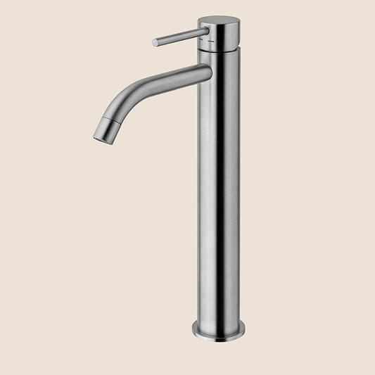 Paffoni Light Lig085st Miscelatore Lavabo alto Prolungato ambientato su piano bagno con accessori