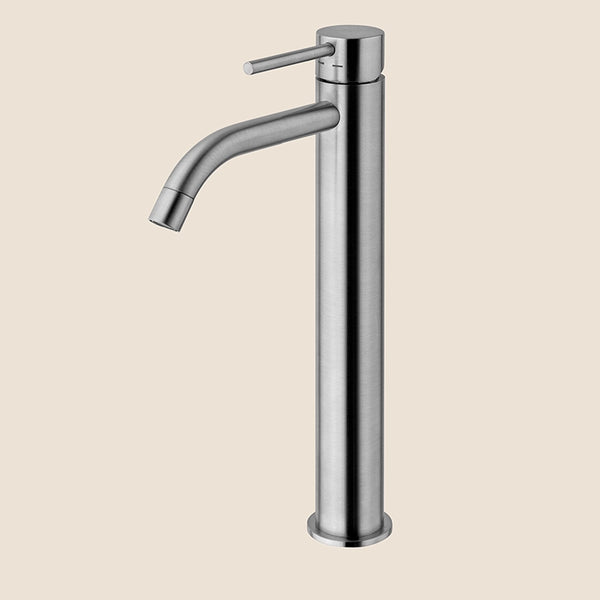 Paffoni Light Lig085st Miscelatore Lavabo alto Prolungato ambientato su piano bagno con accessori