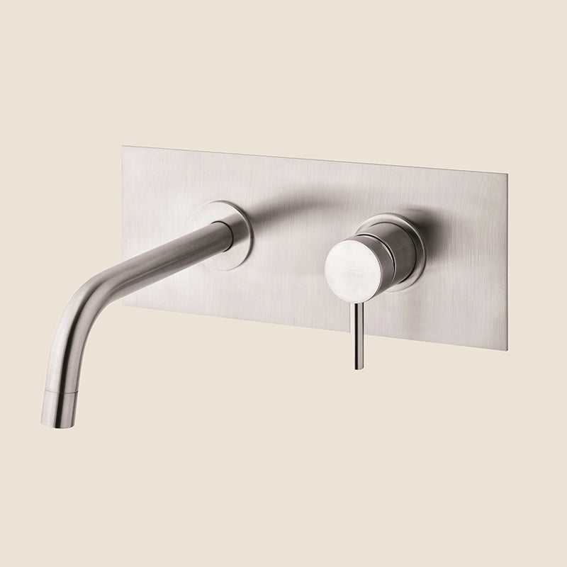 Paffoni Light Lig103st/m Miscelatore lavabo Incasso 2 Fori ambientato su piano bagno con accessori