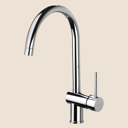 Paffoni Light Lig280cr Miscelatore Lavello Corpo Girevole installato su lavello, vista della bocca e della leva