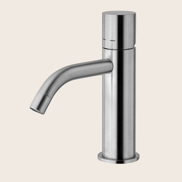 Paffoni Light Miscelatore lavabo Leva zero Senza Scarico Cromo ambientato su piano bagno con accessori