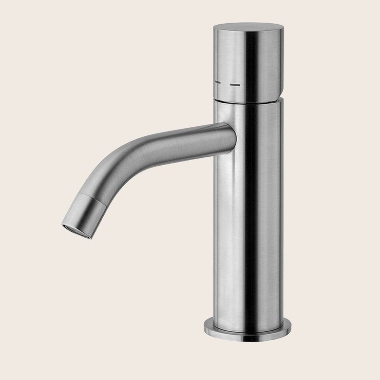 Paffoni Light Miscelatore lavabo Leva zero Senza Scarico Cromo ambientato su piano bagno con accessori