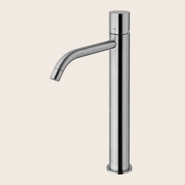 Paffoni Light LIGX081ST Miscelatore lavabo alto prolungato ambientato su piano bagno con accessori