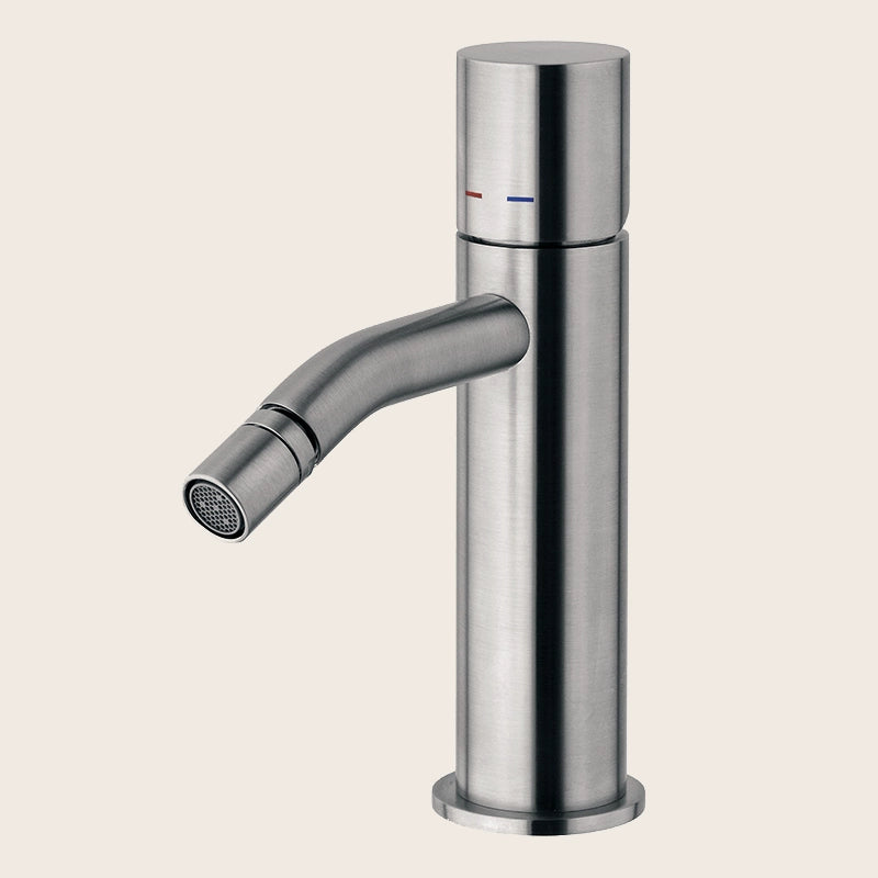 Paffoni Light Miscelatore bidet senza scarico con leva zero, vista frontale della maniglia e della bocca di erogazione