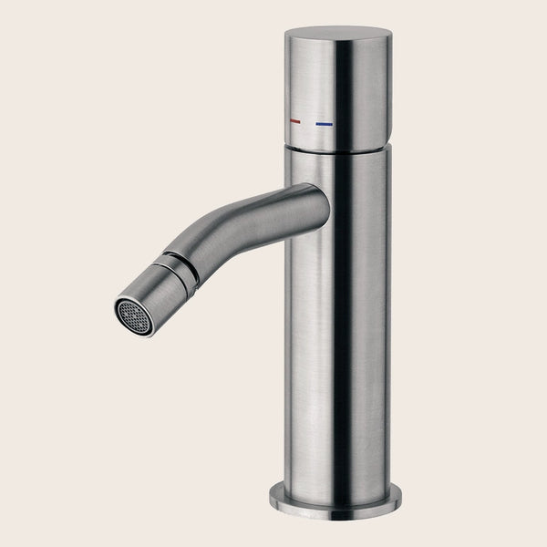 Paffoni Light Miscelatore bidet senza scarico con leva zero, vista frontale della maniglia e della bocca di erogazione