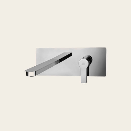 Paffoni Red Red106 Miscelatore lavabo ad Incasso 2 Fori ambientato su piano bagno con accessori