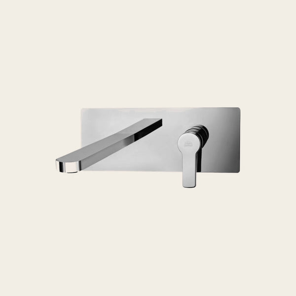 Paffoni Red Red106 Miscelatore lavabo ad Incasso 2 Fori ambientato su piano bagno con accessori