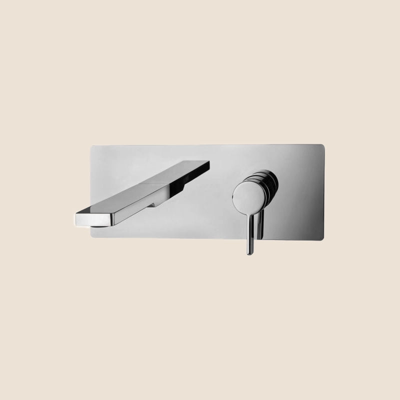 Paffoni Rock Miscelatore lavabo Incasso 2 Fori bocca 24 cm ambientato su piano bagno con accessori