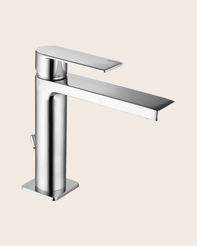 Paffoni Tango TA071 Miscelatore lavabo senza scarico cromo in lucido ambientato su piano bagno con accessori