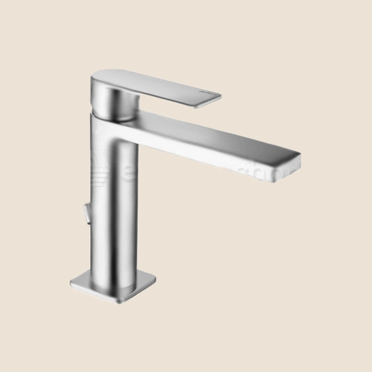 Paffoni Steel Ta075st Miscelatore Lavabo Con Piletta Steel ambientato su piano bagno con accessori