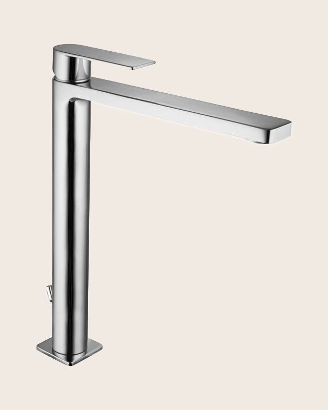 Paffoni Tango TA081 Miscelatore lavabo alto prolungato in lucido ambientato su piano bagno con accessori