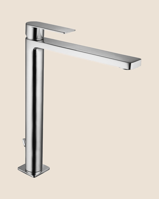 Paffoni Tango Ta085cr Miscelatore Lavabo Alto Prolungato ambientato su piano bagno con accessori
