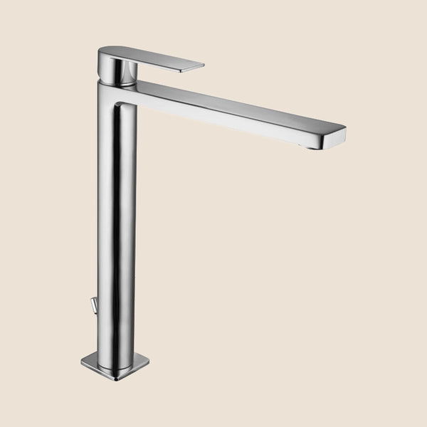 Paffoni Tango Ta085cr Miscelatore Lavabo Alto Prolungato ambientato su piano bagno con accessori