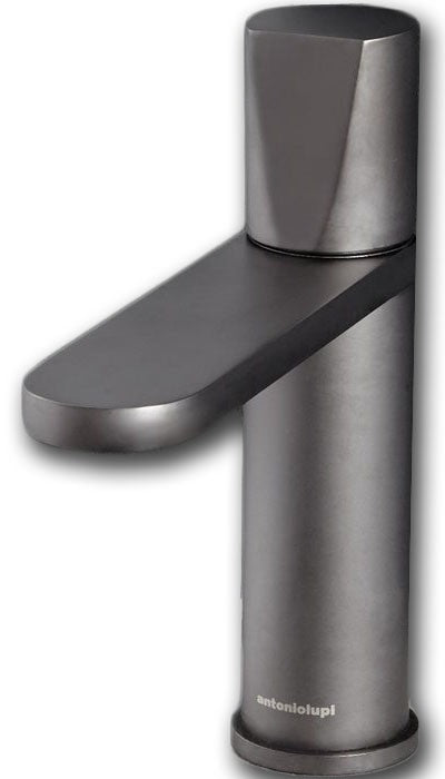 Antonio Lupi indigo Miscelatore Lavabo Grafite Nd301gr ambientato su piano bagno con accessori - Antonio Lupi Design