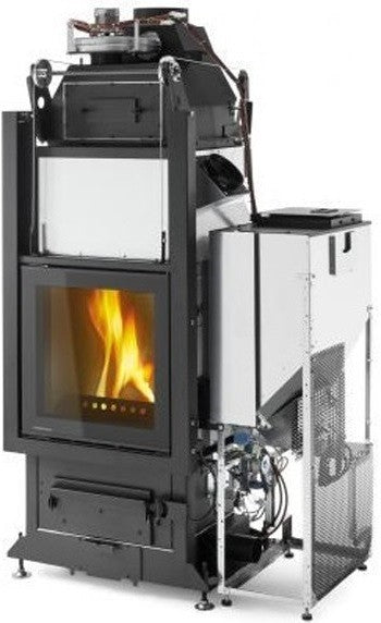 Caminetto a legna o pellet Multifire ad aria con accesa in soggiorno, fiamma visibile attraverso il vetro