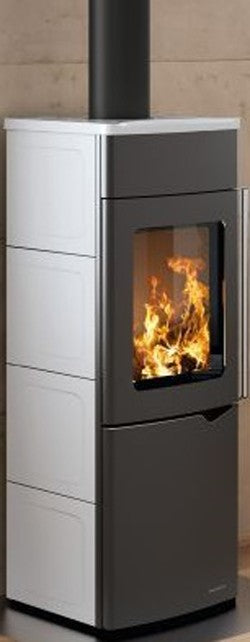 Stufa A Legna ad aria 8kw con porta verticale automatica in Bianca Lucida, vista laterale che mostra profilo e dimensioni