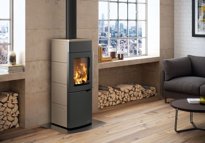 Palazzetti Eva S Stufa A Legna ad aria 8kw con porta in ceramica accesa in soggiorno, fiamma visibile attraverso il vetro