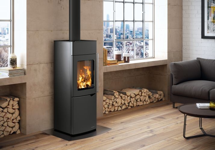 Stufa A Legna ad aria 8kw con porta verticale automatica in accesa in soggiorno, fiamma visibile attraverso il vetro