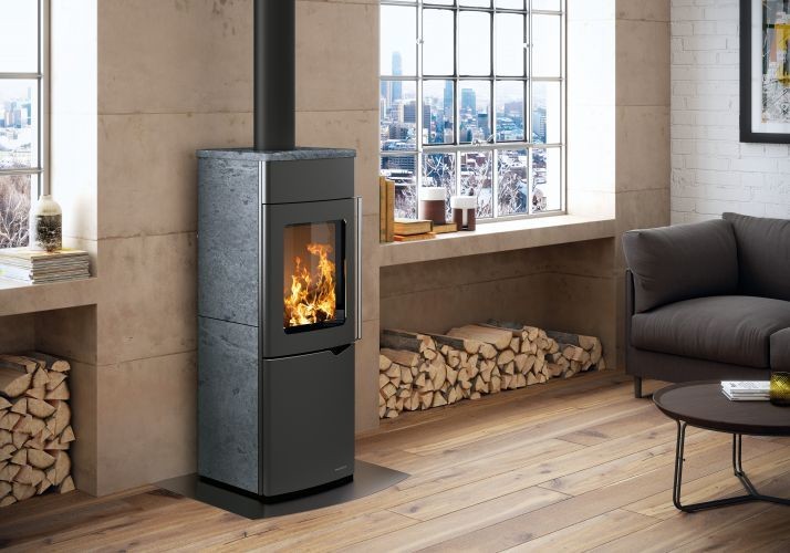 Stufa A Legna ad aria 8kw con porta verticale automatica in accesa in soggiorno, fiamma visibile attraverso il vetro
