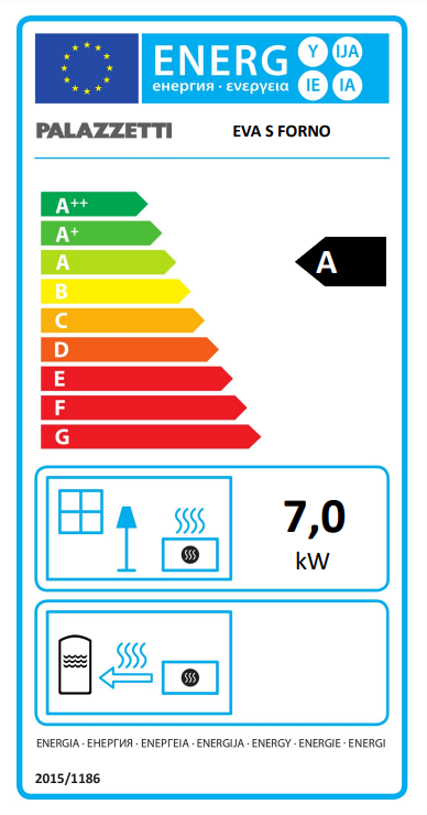 Stufa A Legna Con Forno ad aria 8kw rivestimento Ceramica accesa in soggiorno, fiamma visibile attraverso il vetro