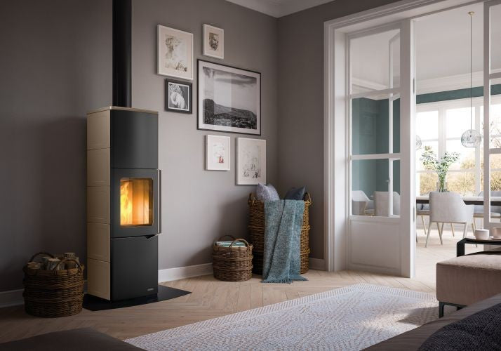 Stufa A Legna ad aria Con Accumulo 7Kw in acciaio in Ceramica Caffellatte accesa in soggiorno, fiamma visibile attraverso...