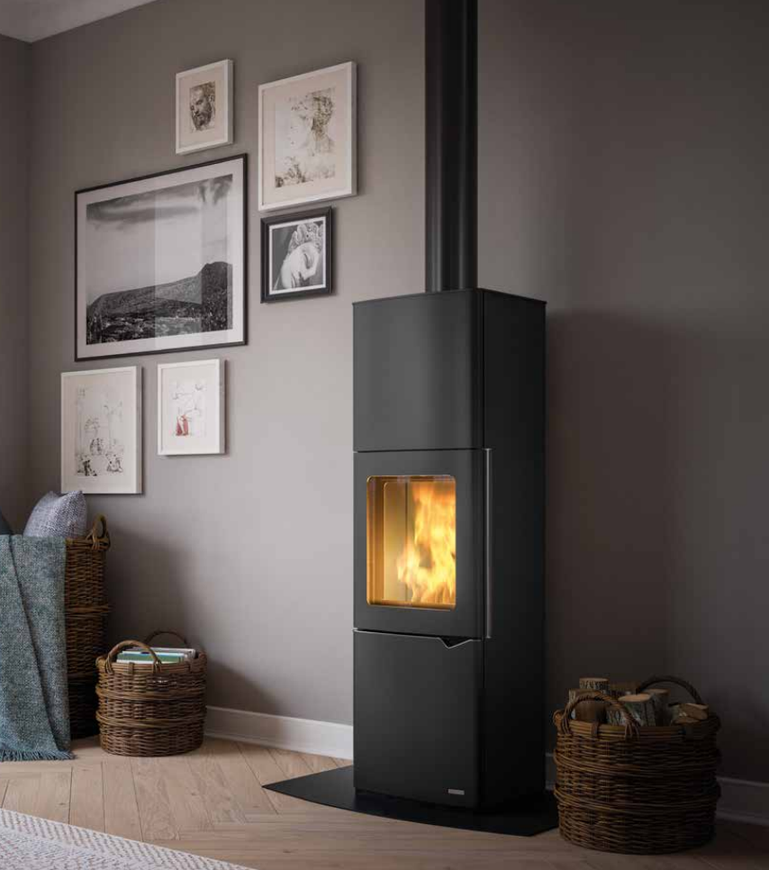 Stufa A Legna ad aria Con Accumulo 7Kw in acciaio in accesa in soggiorno, fiamma visibile attraverso il vetro
