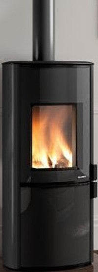 Stufa a Legna ad aria 8 kw con porta verticale top in in ceramica accesa in soggiorno, fiamma visibile attraverso il vetro