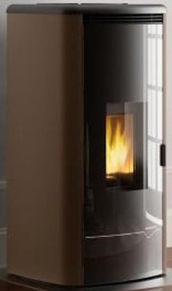 Stufa A Pellet Ventilata ad acqua con top in ghisa e, dettaglio del pannello comandi e della bocca di carico