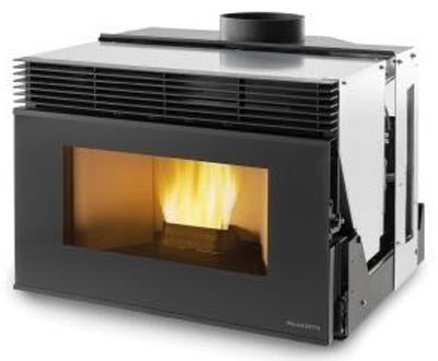 Focolare A Pellet Ecofire ad Aria da inserimento per camino accesa in soggiorno, fiamma visibile attraverso il vetro