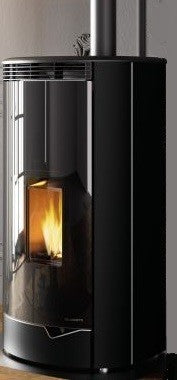 Palazzetti Marianne 9 Stufa ermetica A Pellet Ecofire ad Nera accesa in soggiorno, fiamma visibile attraverso il vetro