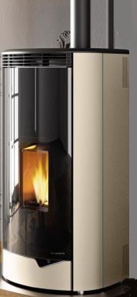 Palazzetti Marianne 9 Stufa ermetica A Pellet Ecofire ad accesa in soggiorno, fiamma visibile attraverso il vetro