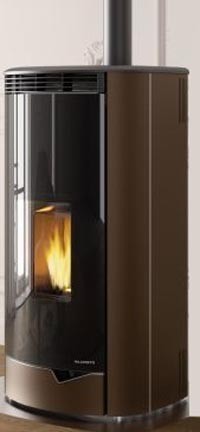 Palazzetti Marianne 9 Stufa ermetica A Pellet Ecofire ad accesa in soggiorno, fiamma visibile attraverso il vetro